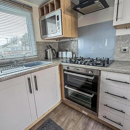 Beautiful Caravan For Hire With A Partial Sea View In Suffolk Ref 32042Az Lowestoft Exterior photo
