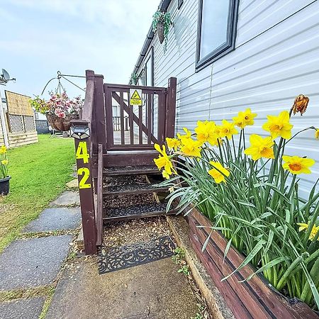 Beautiful Caravan For Hire With A Partial Sea View In Suffolk Ref 32042Az Lowestoft Exterior photo