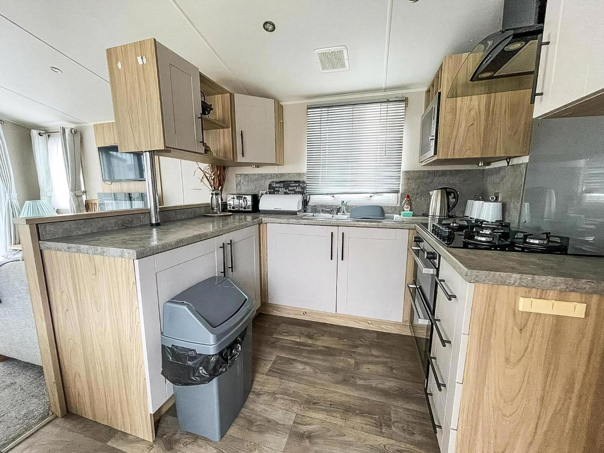 Beautiful Caravan For Hire With A Partial Sea View In Suffolk Ref 32042Az Lowestoft Exterior photo