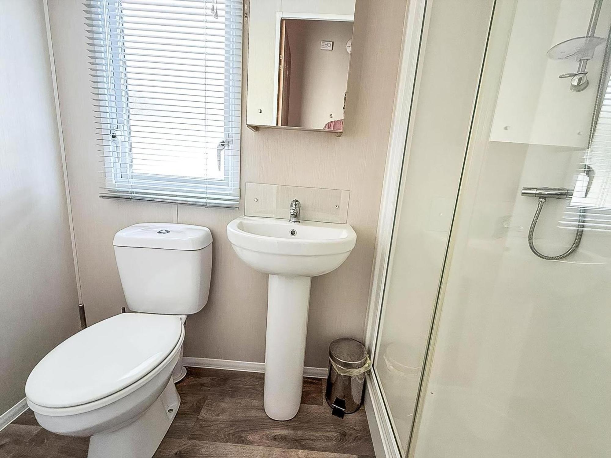 Beautiful Caravan For Hire With A Partial Sea View In Suffolk Ref 32042Az Lowestoft Exterior photo