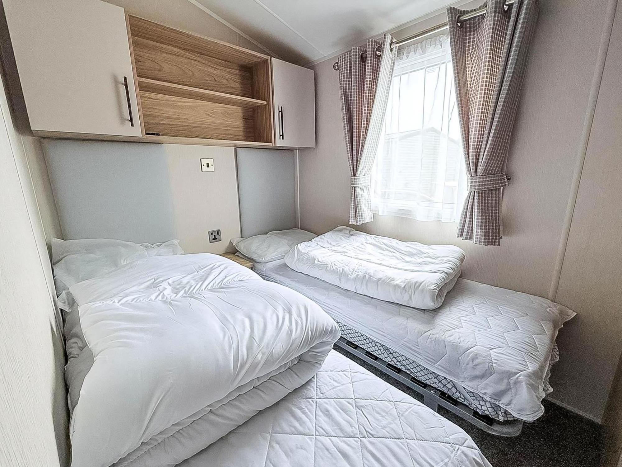 Beautiful Caravan For Hire With A Partial Sea View In Suffolk Ref 32042Az Lowestoft Exterior photo