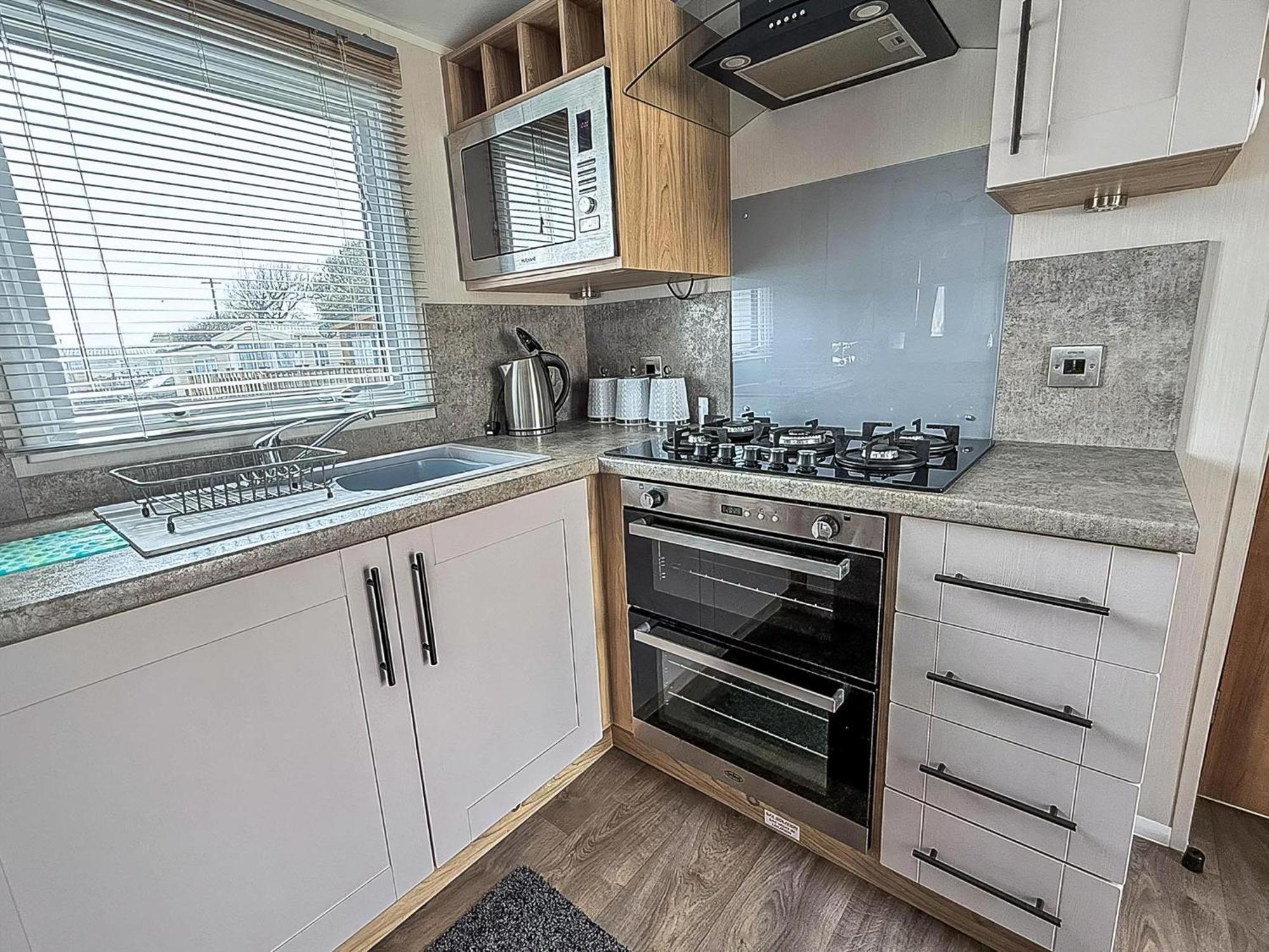 Beautiful Caravan For Hire With A Partial Sea View In Suffolk Ref 32042Az Lowestoft Exterior photo